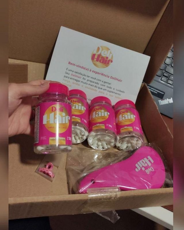 Caixa com 4 potes de DeliHair, carta de boas-vindas e escova rosa