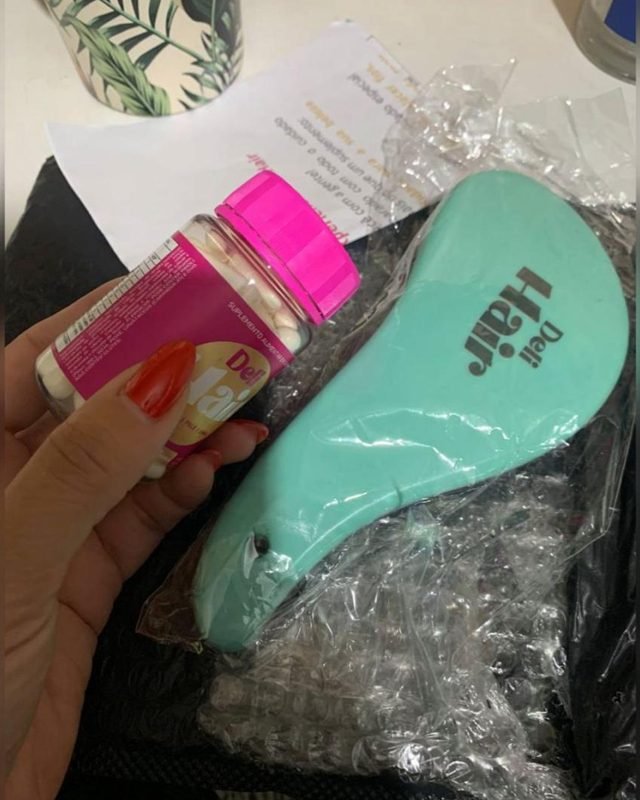 Pote de DeliHair e escova verde de brinde