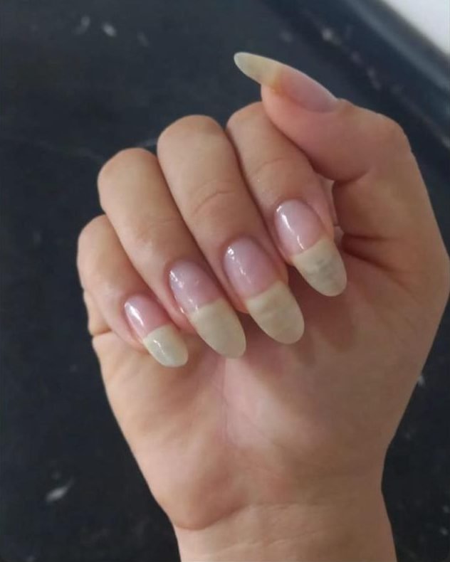 Mão de cliente com unhas longas
