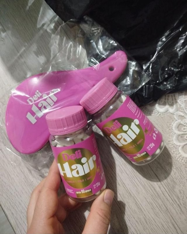 Dois potes de DeliHair e escova rosa