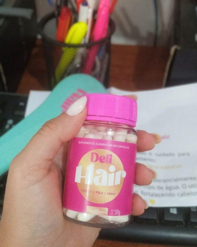 Cliente segurando um pote de DeliHair