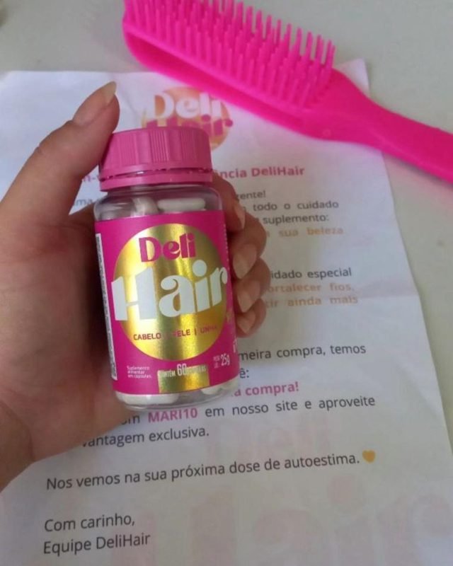 Cliente segurando um pote de DeliHair ao lado da carta de boas-vindas e de uma escova rosa